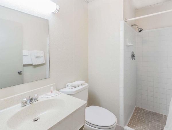 Super 8 by Wyndham Knoxville Downtown Area image 11