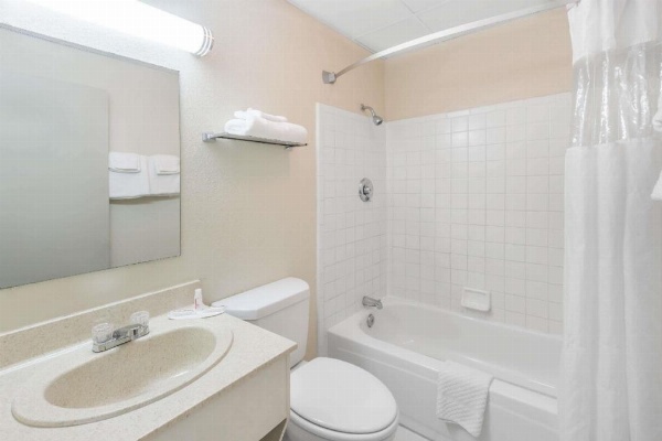 Super 8 by Wyndham Knoxville Downtown Area image 21