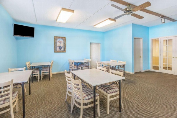 Super 8 by Wyndham Knoxville Downtown Area image 4