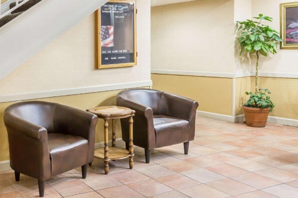 Super 8 by Wyndham Knoxville Downtown Area image 5