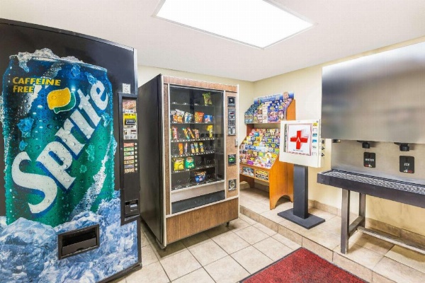 Super 8 by Wyndham Knoxville Downtown Area image 7