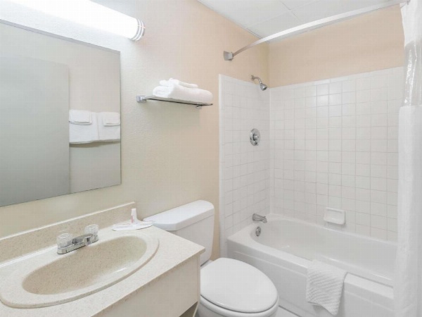 Super 8 by Wyndham Knoxville Downtown Area image 9